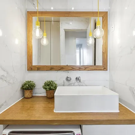 Vibrant 2br Near Bastille & Le Marais Apartment